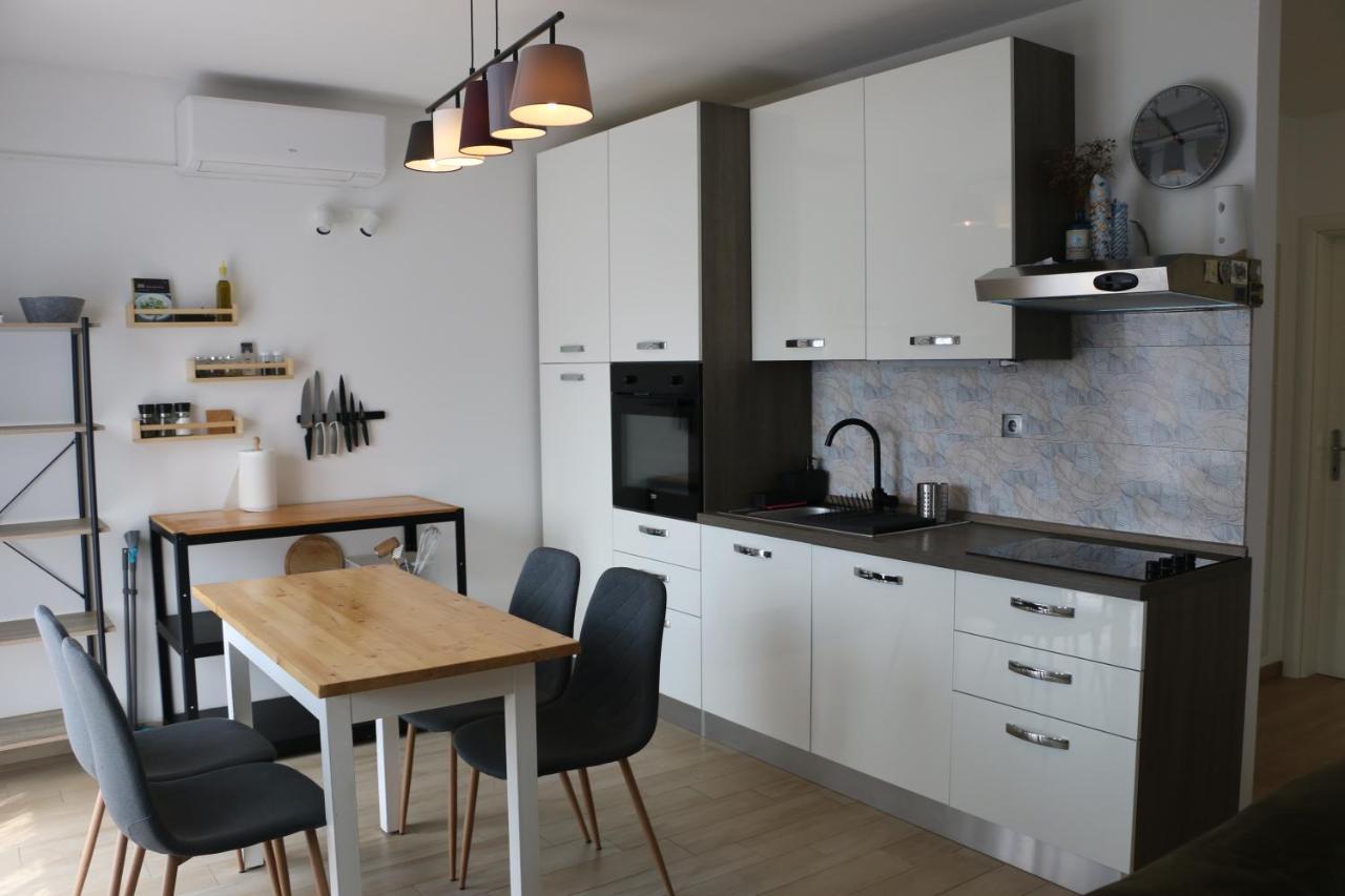 Sunny Apartment For 2 Murter Exterior foto